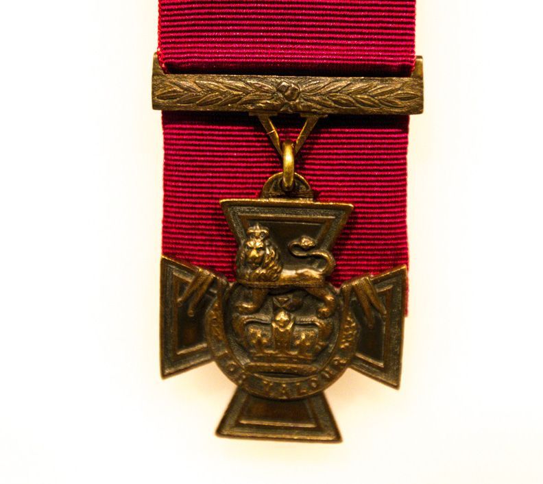 Bronze Gallantry award medal  with presentation case BRITISH VICTORIA CROSS V.C