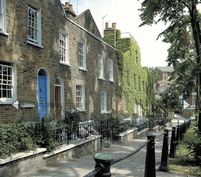 Flask Walk is one of many Georgian lanes that line Hampstead’s attractive and posh residential neighborhoods. Opposite: Though Hampstead still feels a world apart, the village and heath are actually only four miles north of Trafalgar Square.