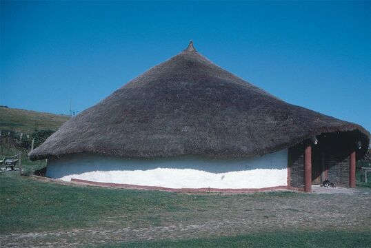  Completed in 2008, the “Little Woodbury” is the fourth Great House built at Butser. No flimsy construction with a roof weighing more than 25 tons, a Celtic Great House was designed to last 200 years