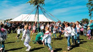 Thumb schoolgirls dance around the maypole at the spring fe te in dilwyn  herefordshire. robert convery   alamy