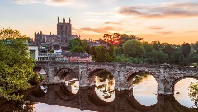 River Wye, Old Roman Bridge and Cathedral, Hereford, Herefordshire, England.