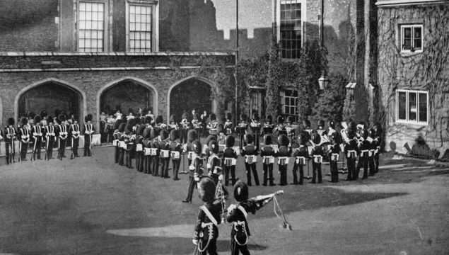 Antique London\'s photographs: Changing of the guard, St James Palace