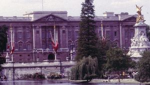 Thumb london buckingham palace 1985 via gerd eichmann cc