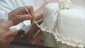 Thumb wedding cake