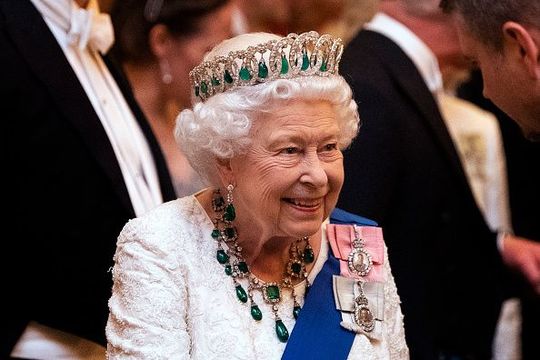  Queen Elizabeth II talks to guests at an evening reception for members of the Diplomatic Corps at Buckingham Palace on December 11, 2019 in London, England.(Photo by Victoria Jones - WPA Pool/Getty Images)