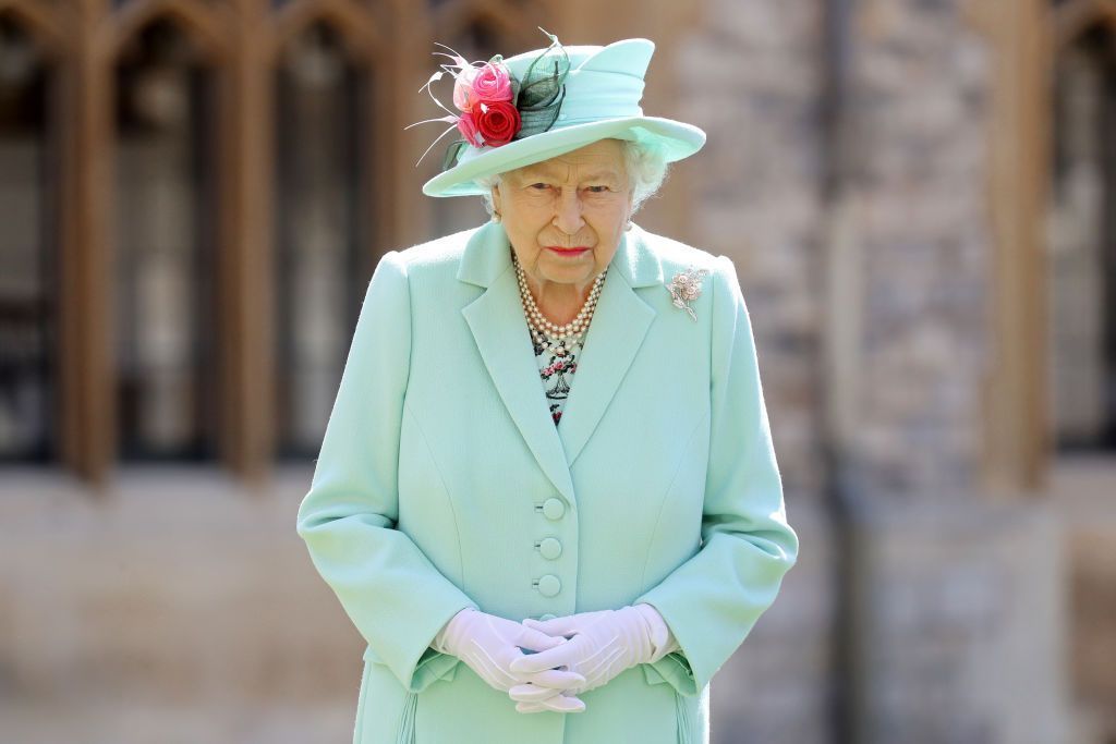 Queen Elizabeth II Purse Signals - Inside Queen Elizabeth's Purse