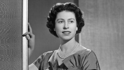 Queen Elizabeth II poses for a portrait at home in Buckingham Palace in December 1958 in London, England. (Photo by Donald McKague/Michael Ochs Archives/Getty Images)