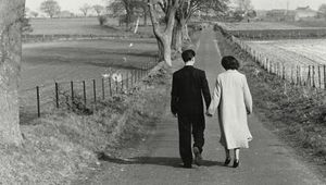 Thumb young lover walking in gretna green  1956
