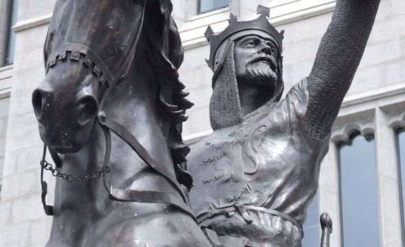 Statue of king Robert the Bruce in front of Marischal College, Aberdeen.