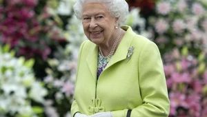 Thumb article resized queen elizabeth chelsea flower show  1 