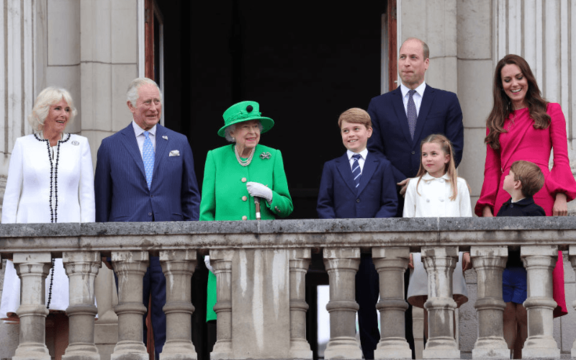 Camilla, Duchess of Cornwall, Prince Charles, Prince of Wales, Queen Elizabeth II, Prince George of Cambridge, Prince William, Duke of Cambridge, Princess Charlotte of Cambridge, Catherine, Duchess of Cambridge and Prince Louis of Cambridge on the balcony of Buckingham Palace during the Platinum Jubilee Pageant