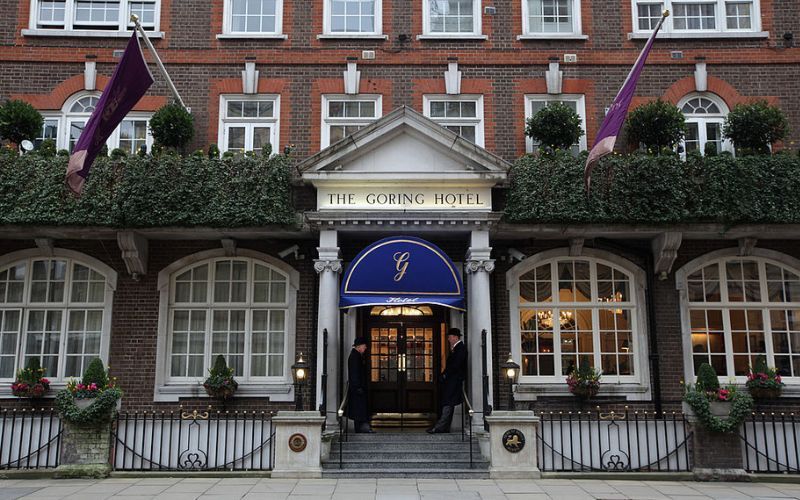 Hotel staff help guests as they arrive at the Goring Hotel where, News  Photo - Getty Images