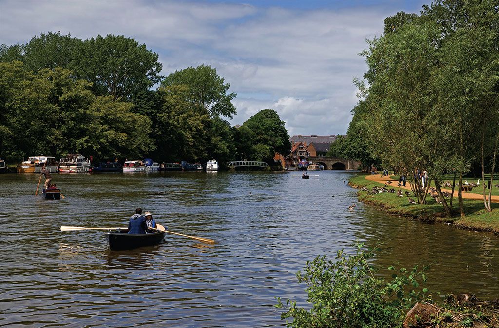 De rivier de Isis, elders bekend als de Theems, stroomt door Oxford in de richting van Salter's scheepswerf in Folly Bridge, waar Charles Dodgson vroeger met de Liddell meisjes ging varen.