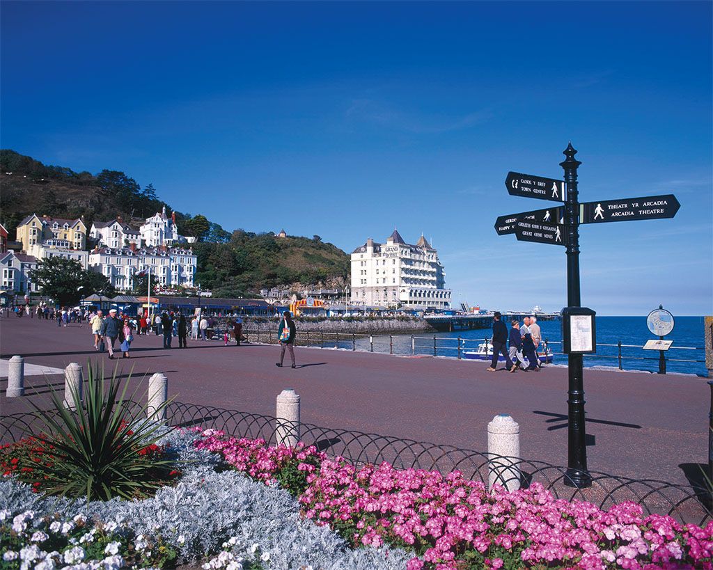 Llandudnoのきれいな海辺は、クライストチャーチのディーンが